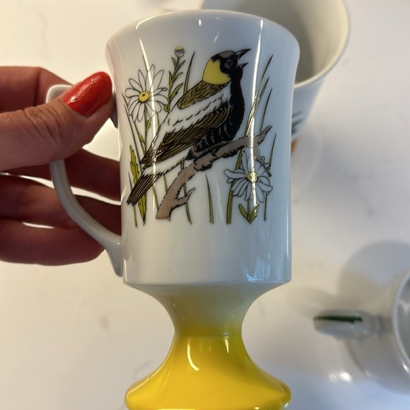 Bundle of 2 vintage mugs. 2 bird mugs from Japan, 1 floral one unknown make. - Picture 5 of 8